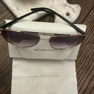 EUC Michael Kors Aviator sunglasses MICHAEL KORS ROSE GOLD AVIATOR Women main image 4